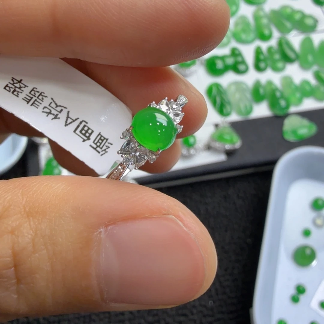 颈饰未镶嵌翡翠绿蛋