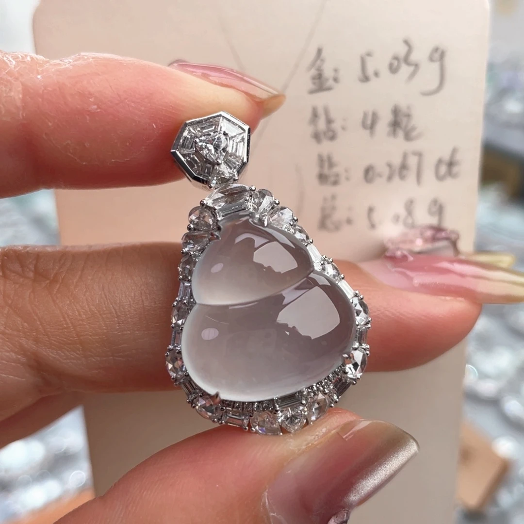 翡翠18K金镶嵌颈饰葫芦