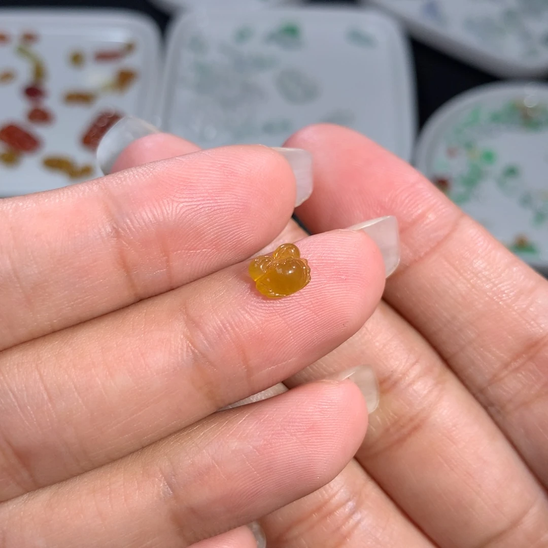 翡翠裸石未镶嵌黄翡小螃蟹