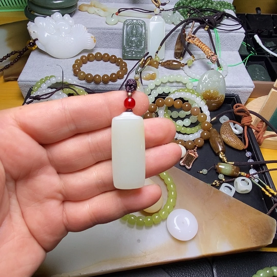 颈饰未镶嵌和田玉（糖玉）