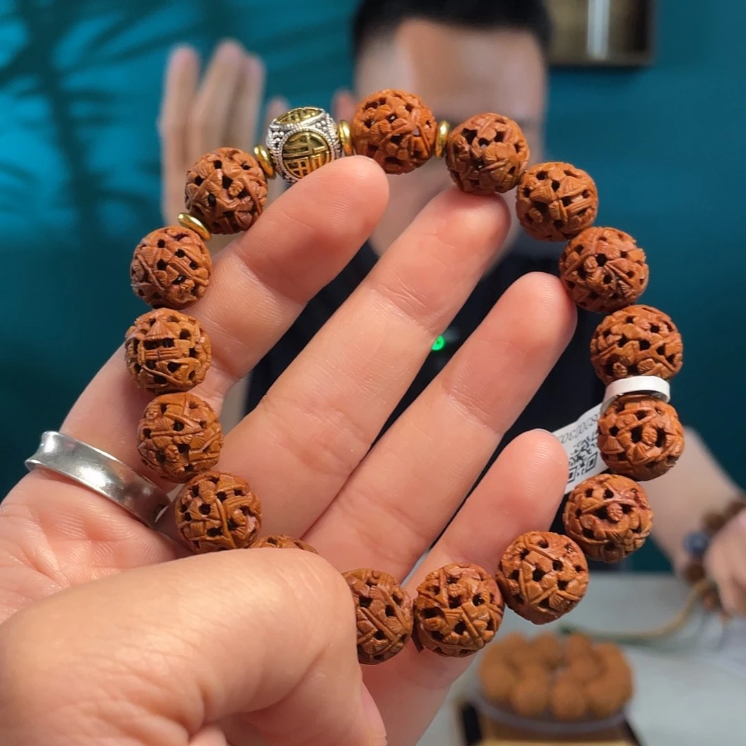 山桃核细密工核雕作品