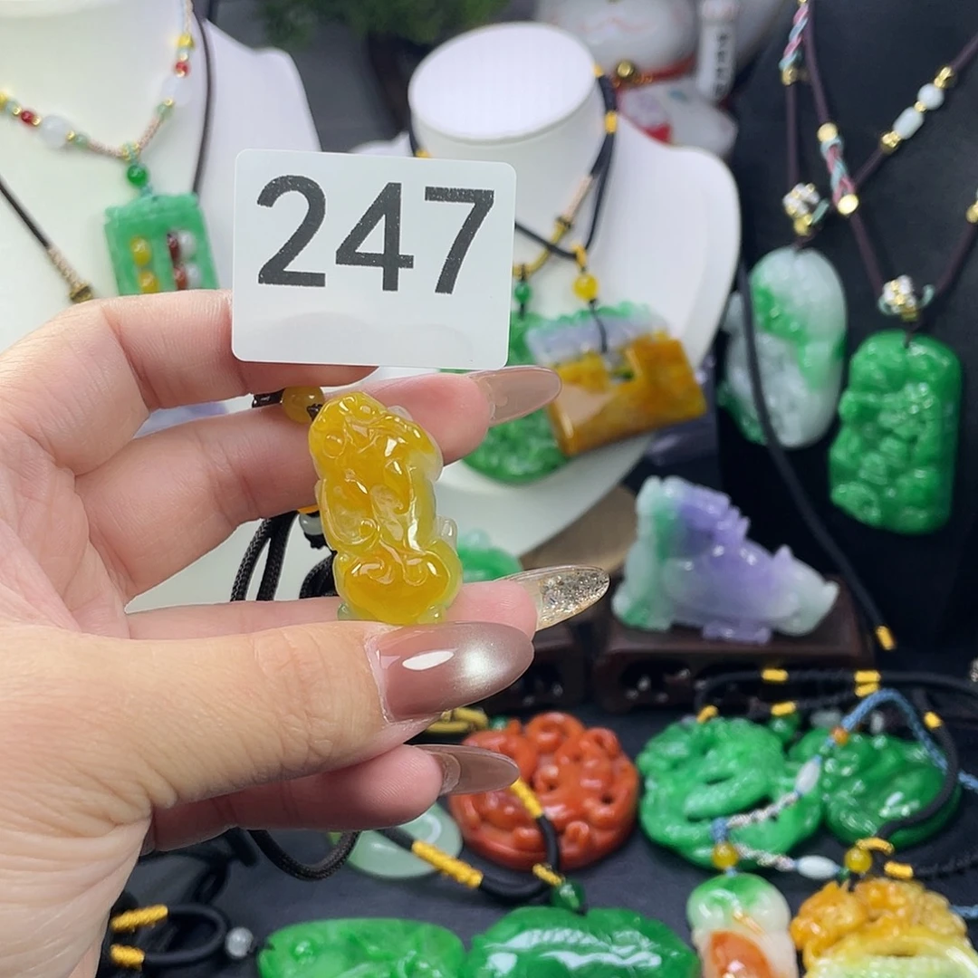 翡翠未镶嵌吊坠(赠链)