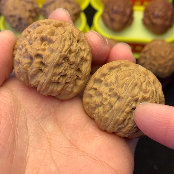 文玩核桃吊坠白狮子38