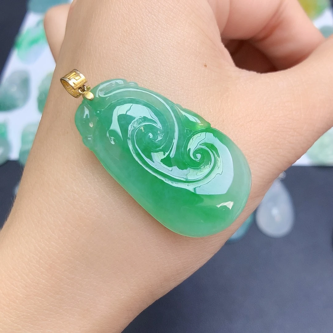 翡翠18K金镶嵌颈饰如意