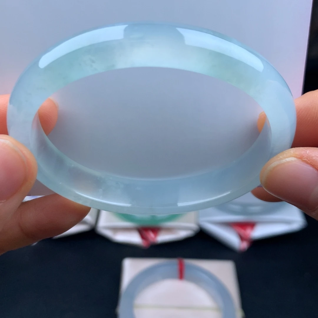 翡翠未镶嵌手镯冰透起光