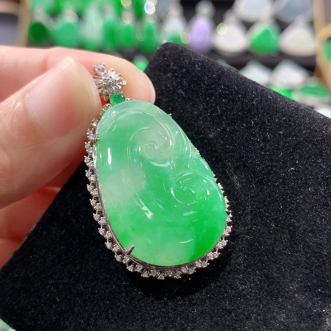 翡翠18K金镶嵌颈饰