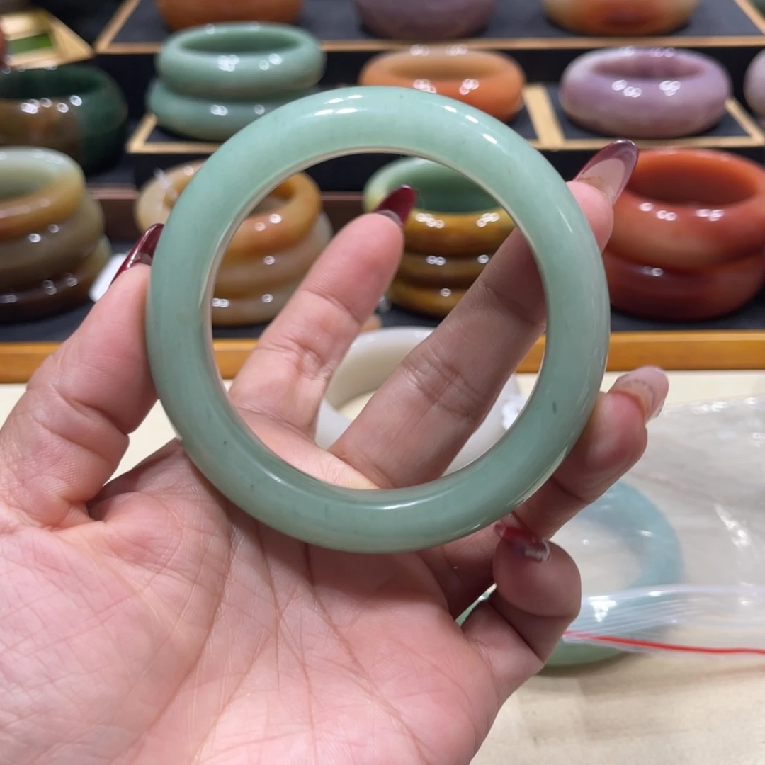 未镶嵌手镯石英岩玉一****?