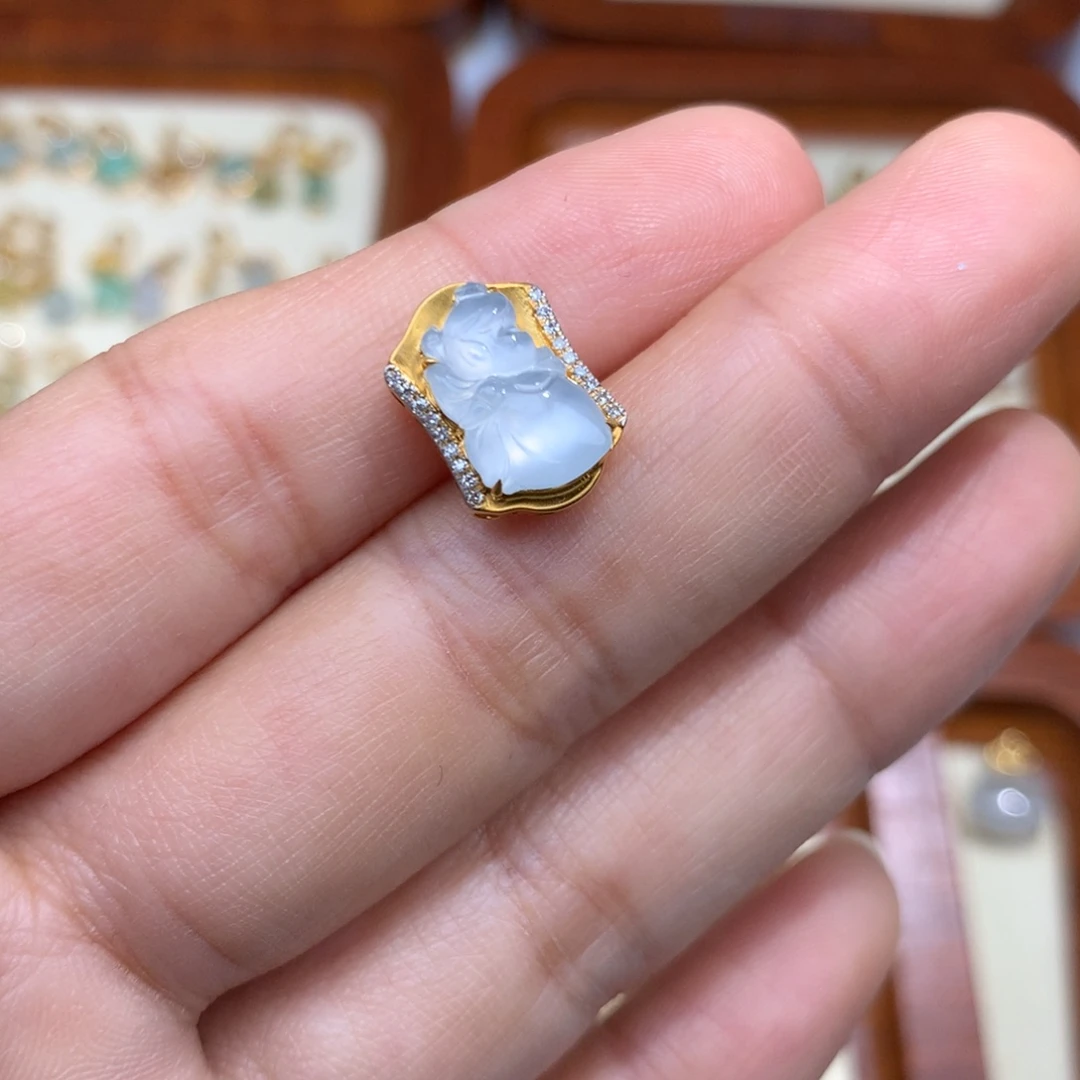 翡翠18K金镶嵌毛衣链天使