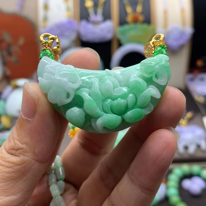 翡翠未镶嵌吊坠(赠链)