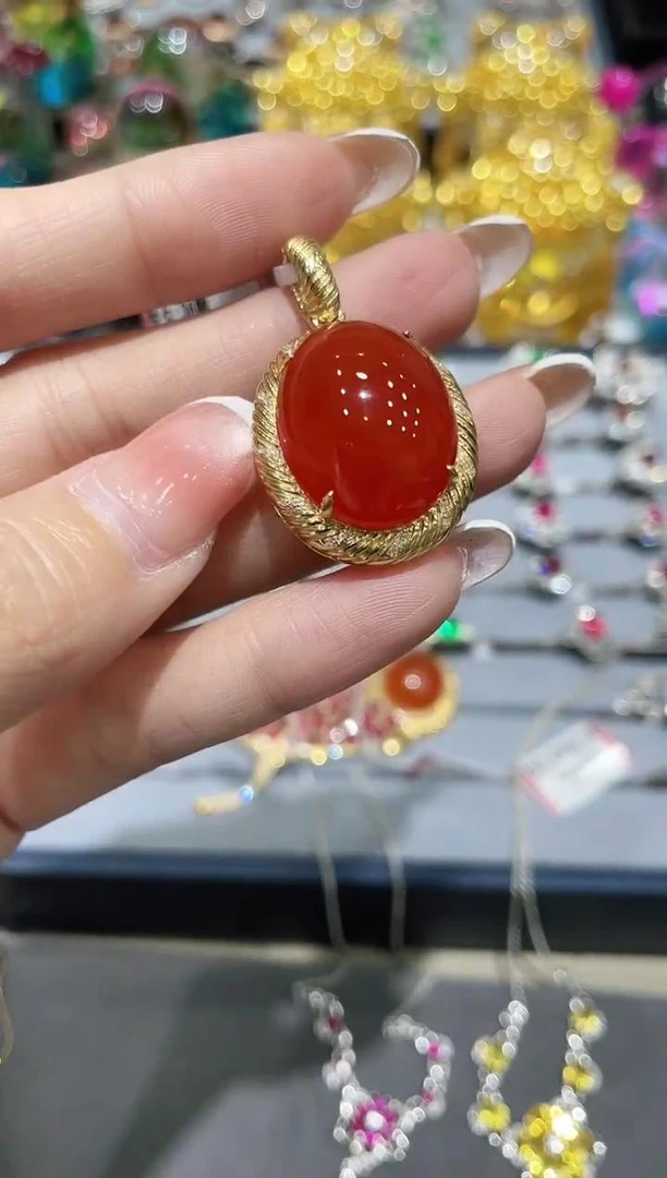 18K金镶嵌南红吊坠