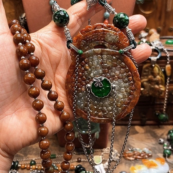 翡翠未镶嵌吊坠(赠链)