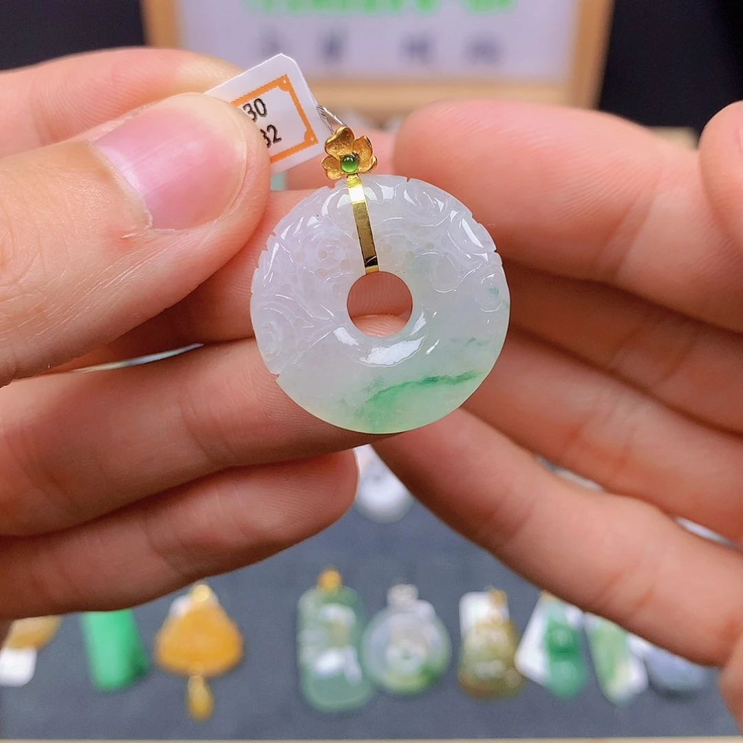 翡翠18K金镶嵌颈饰翡翠