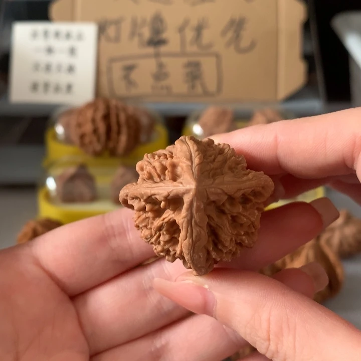 鸿***吊坠文玩核桃异形导致，有瑕疵