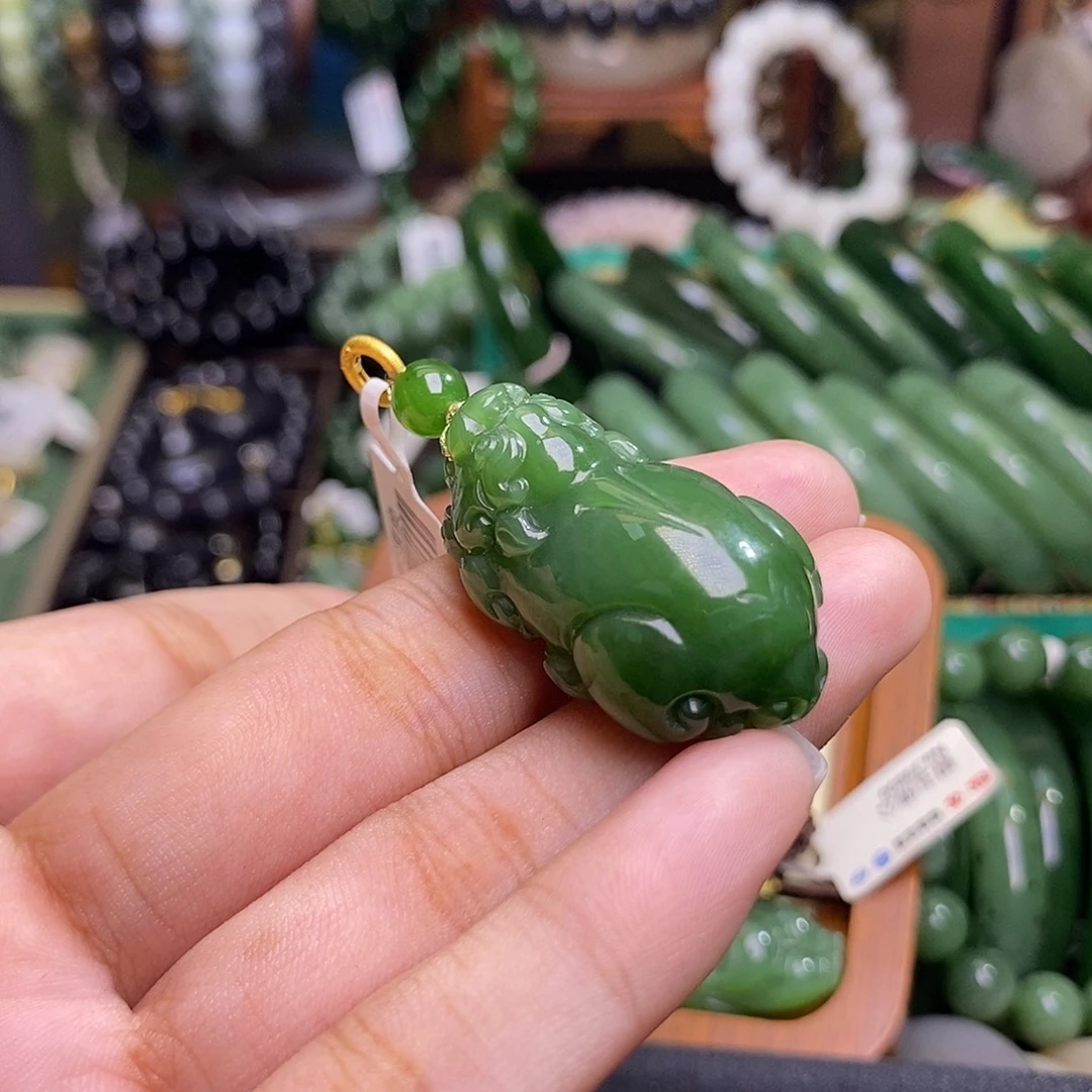 和田玉未镶嵌颈饰碧玉辣绿貔貅