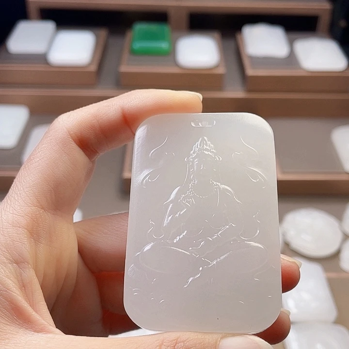 石英质玉（金丝玉）颈饰未镶嵌介****体新疆金丝玉双面雕刻