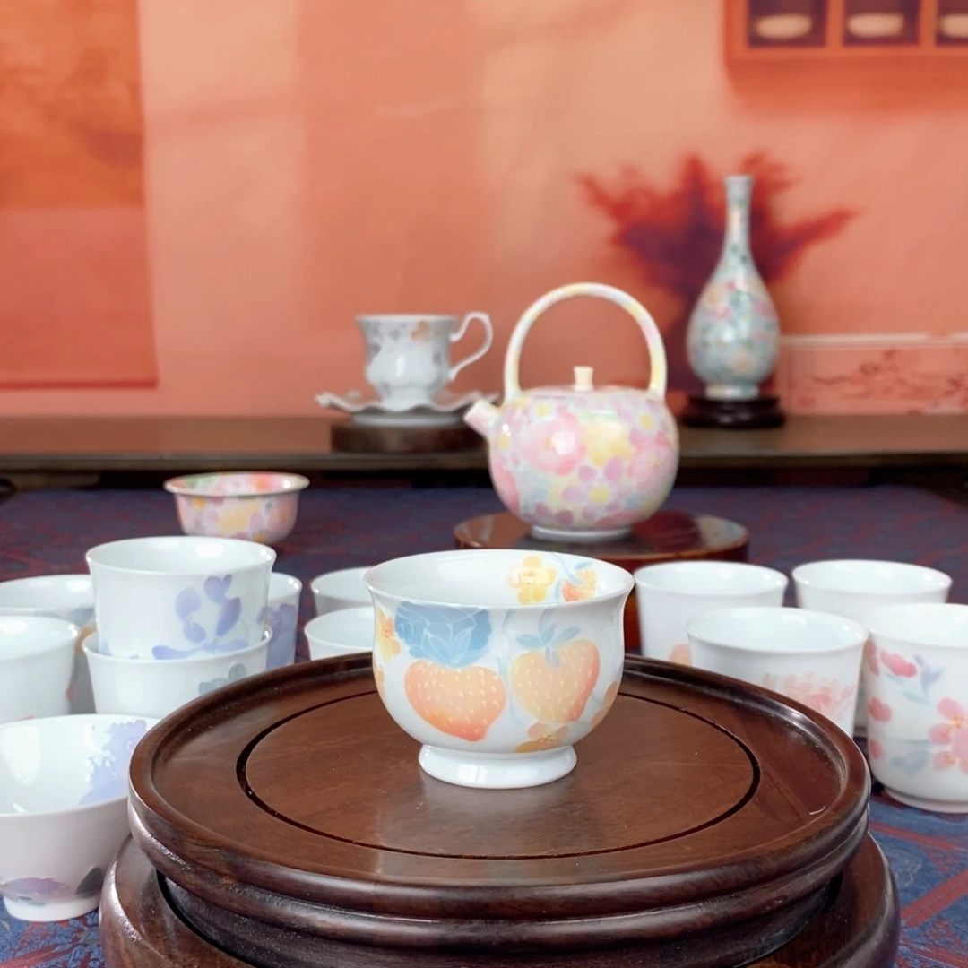 清货草莓釉下手绘品茗杯