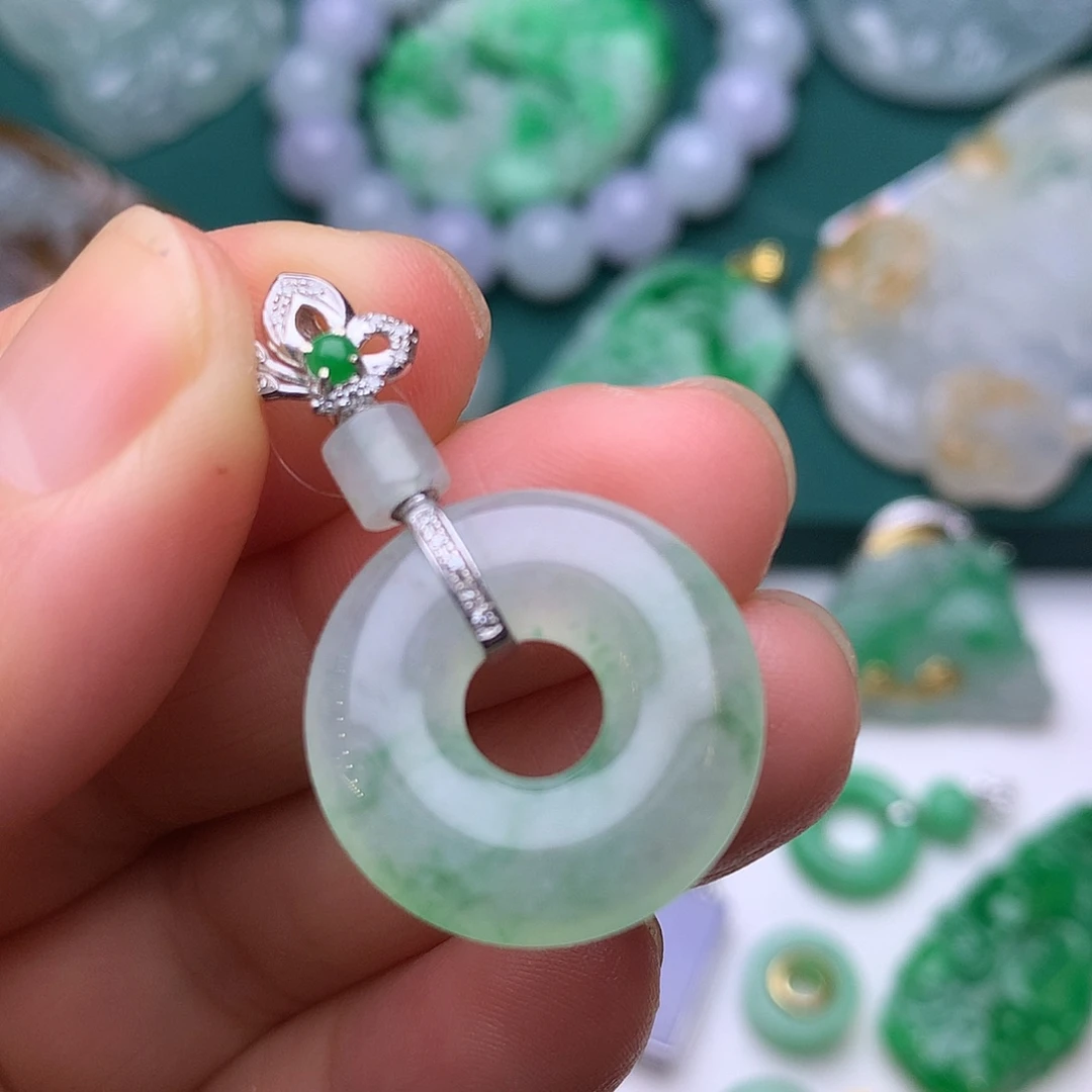 翡翠18K金镶嵌颈饰甜圈