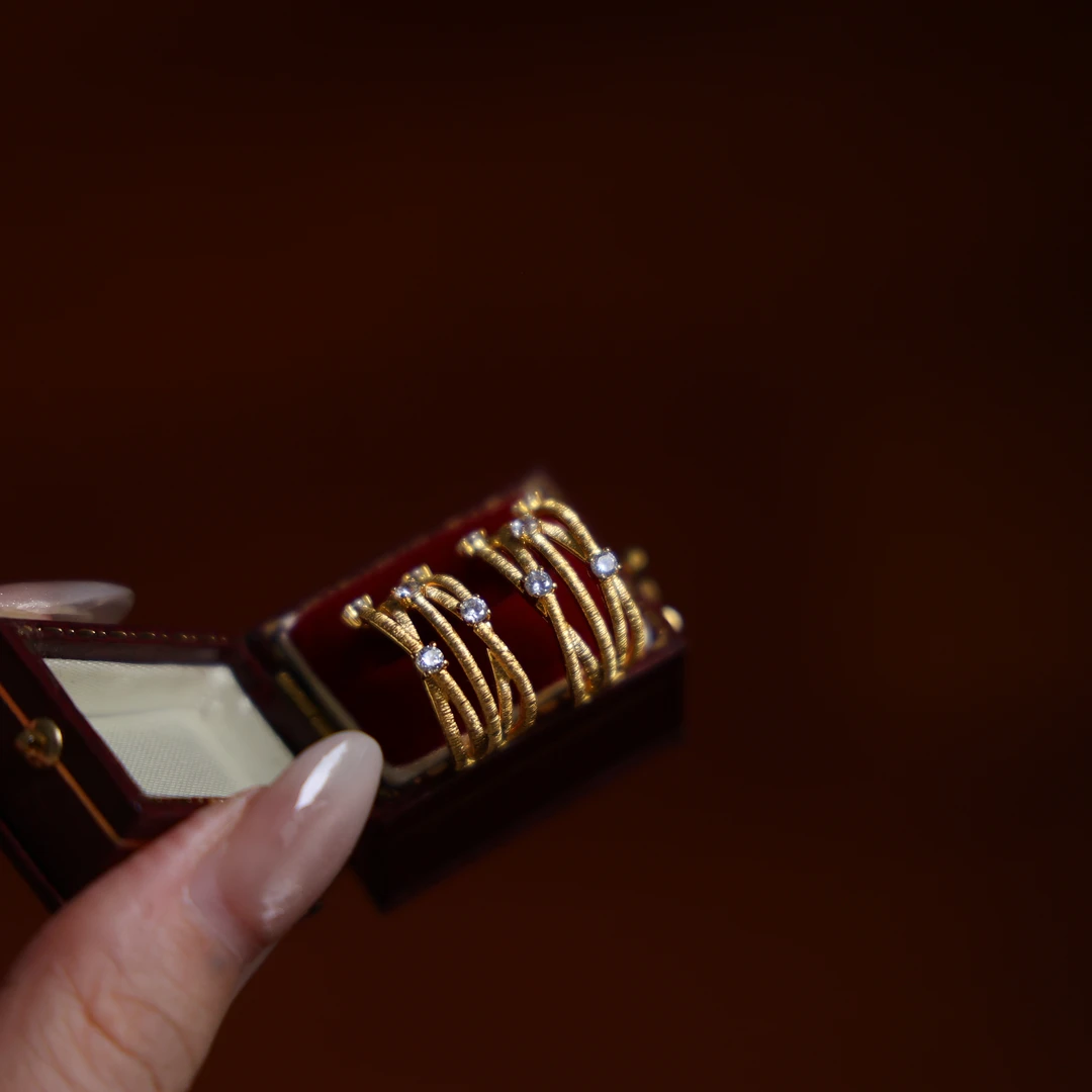 铜合金耳饰 8359【雕金丝绸 耳环轻奢】仅耳环｜红盒为拍照道具