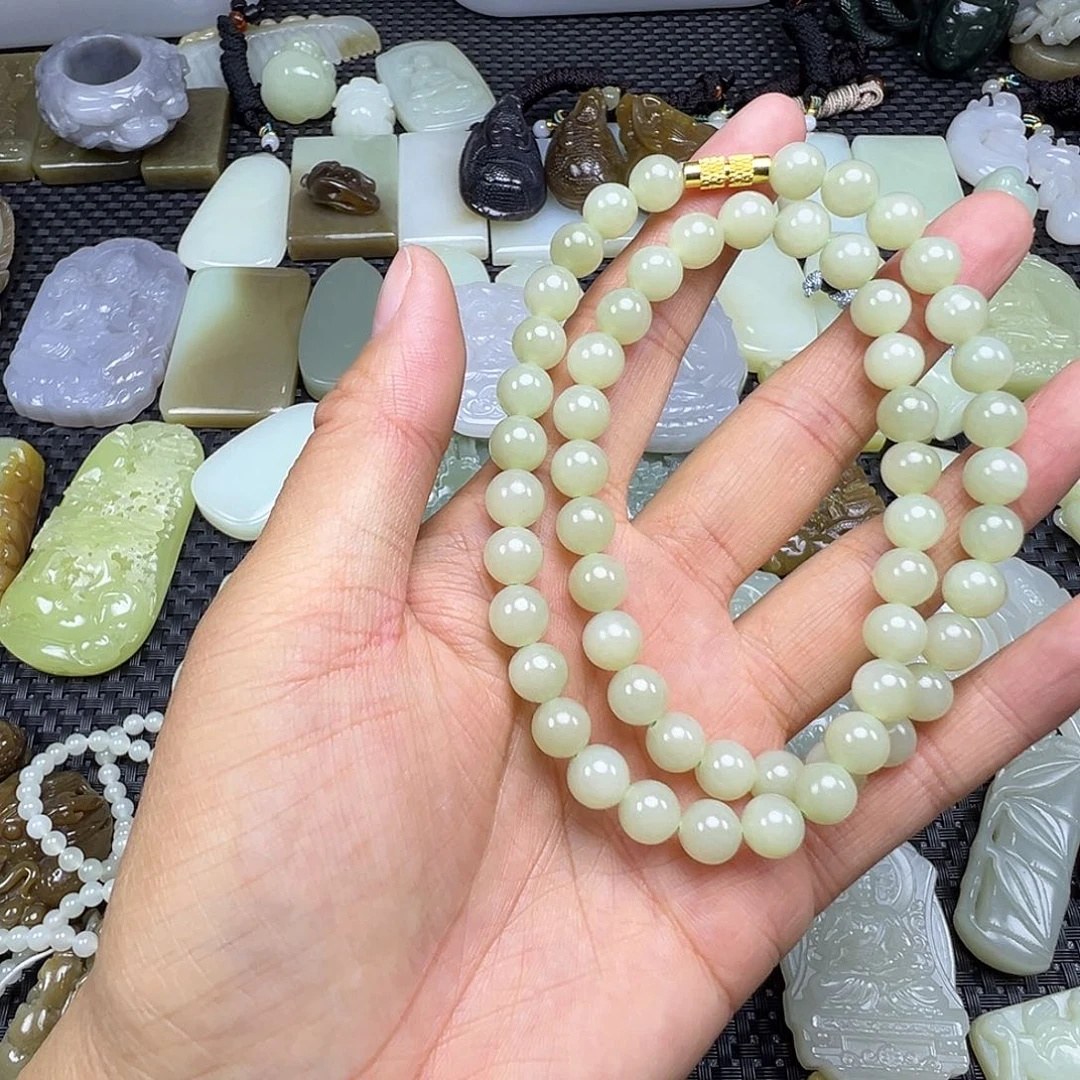 和田玉未镶嵌颈饰卡8左右