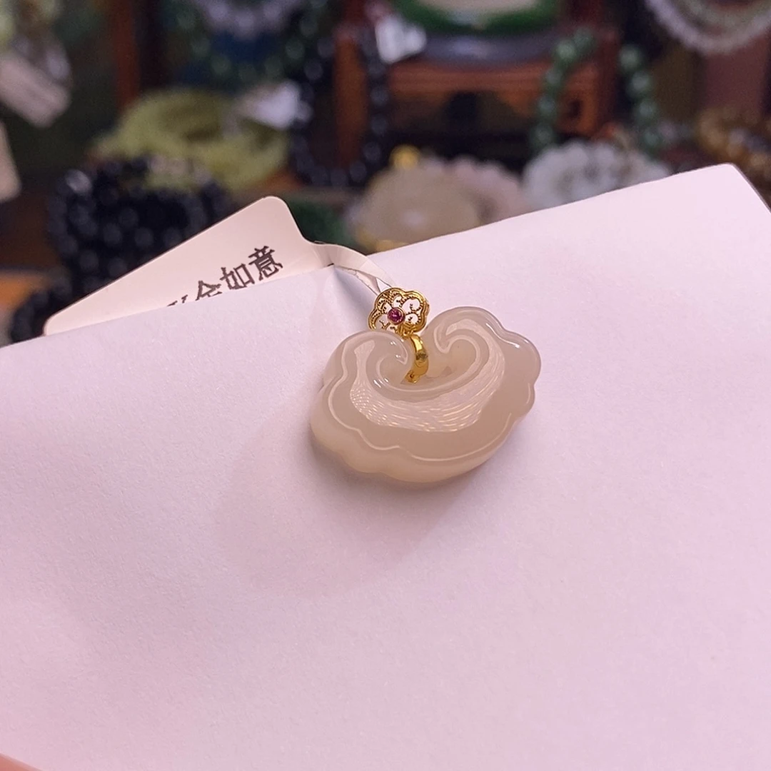 和田玉未镶嵌颈饰老矿料金镶浓藕粉如意锁