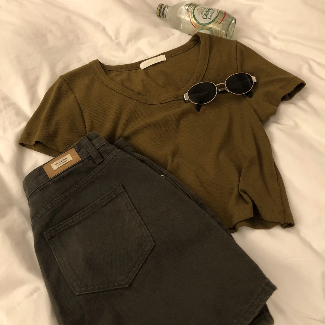 小蛮腰-“谁穿谁瘦”设计师款圆领静版螺纹显瘦短款t恤女