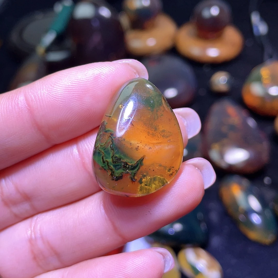 琥珀裸石未镶嵌？