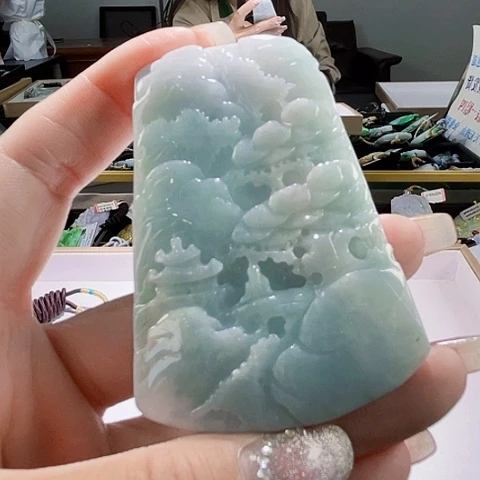 翡翠未镶嵌颈饰一个
