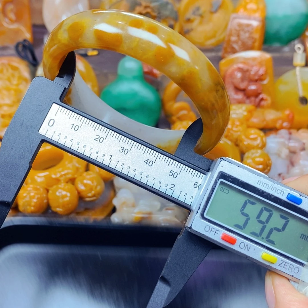 石英质玉（黄龙玉）未镶嵌颈饰