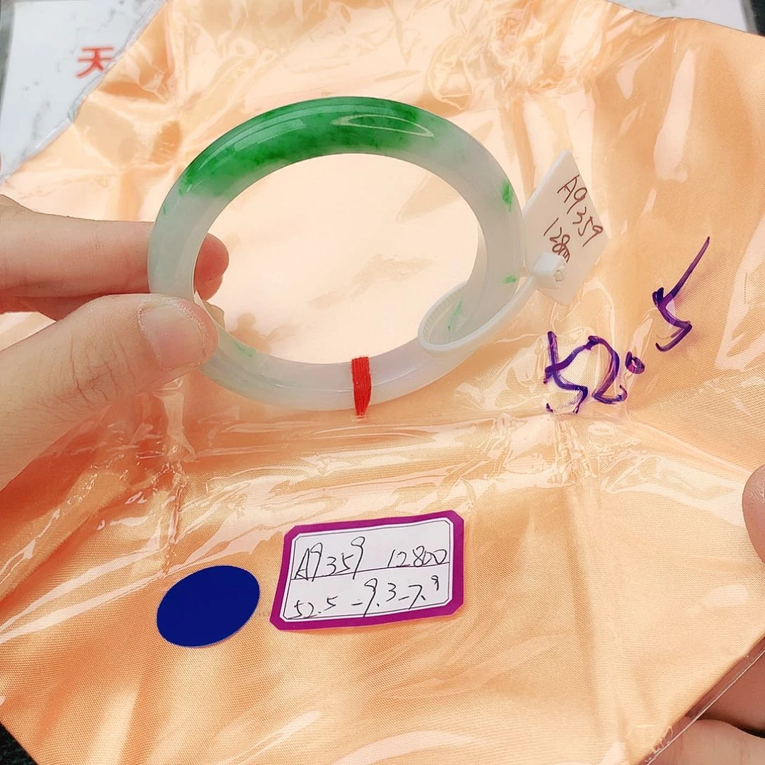 翡翠手镯未镶嵌翡翠