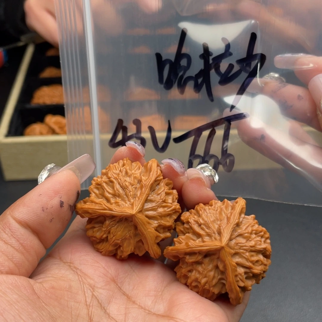 哈***少把件文玩核桃43尺寸盘山三棱