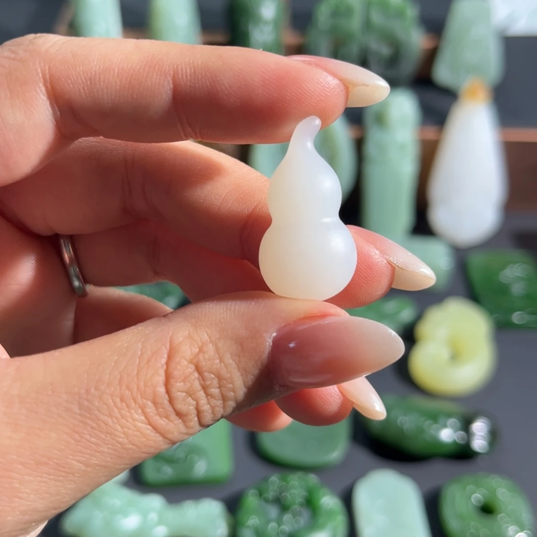 巧***蕾和田玉未镶嵌颈饰