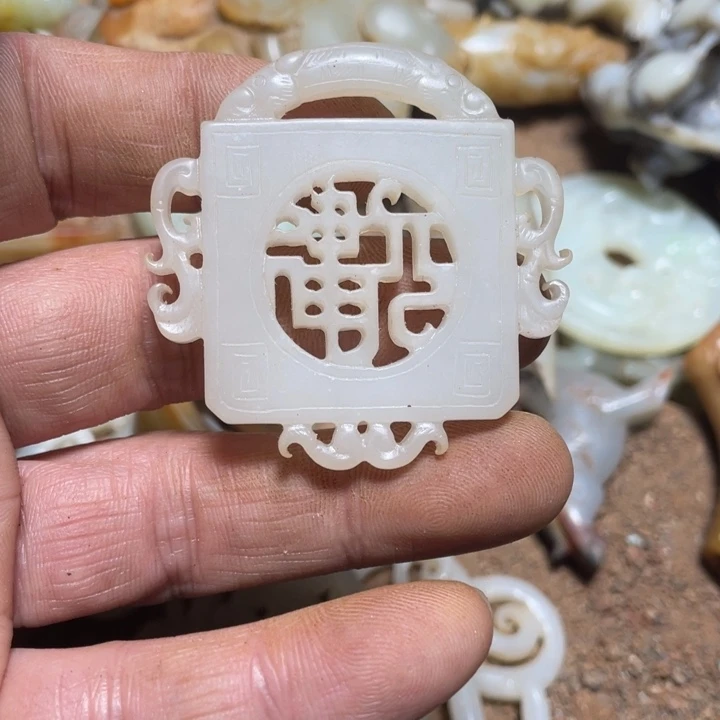 和田玉（糖玉）未镶嵌颈饰