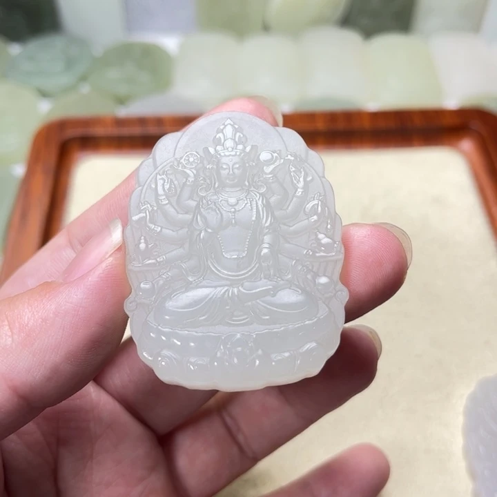 翡翠未镶嵌颈饰爱**堡