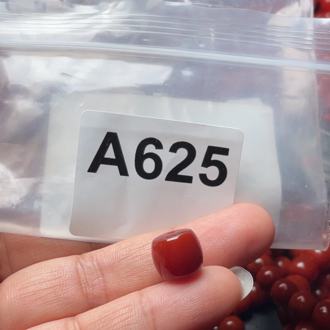 初***八南红玛瑙未镶嵌手链