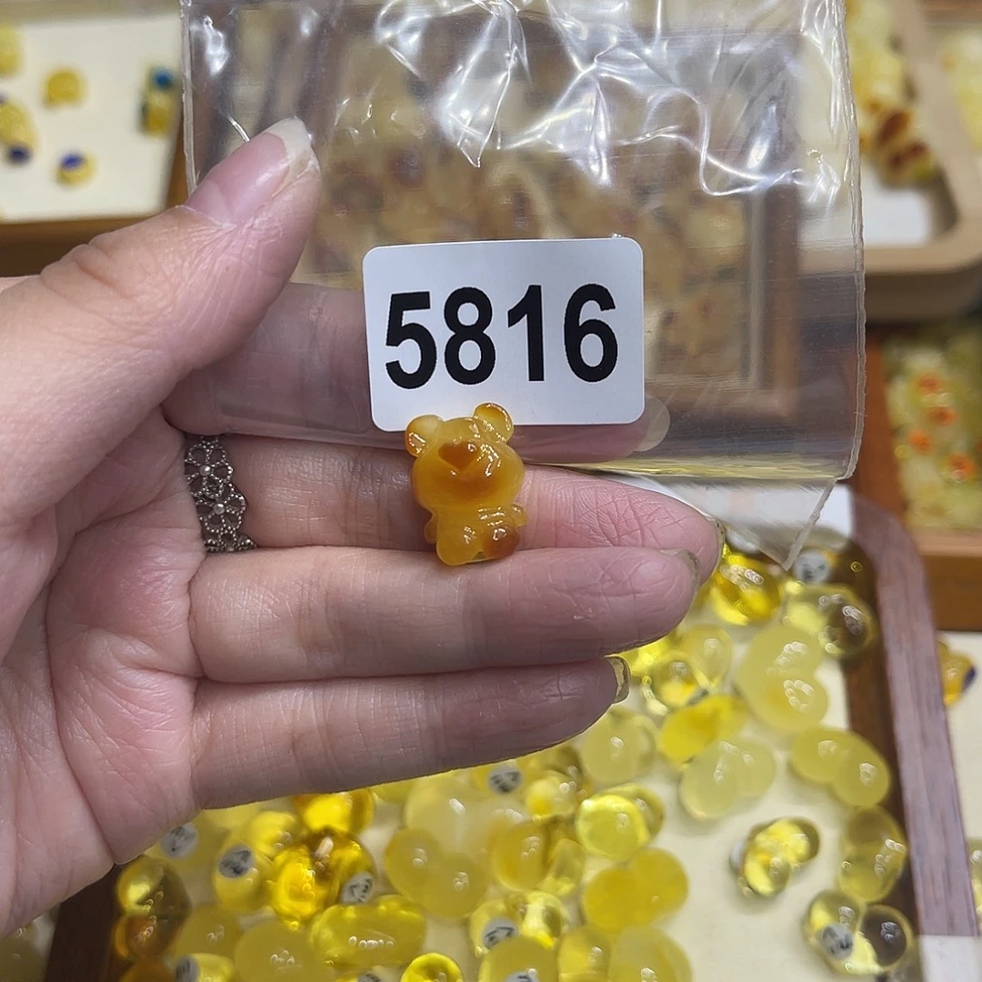 琥珀未镶嵌颈饰蜜蜡