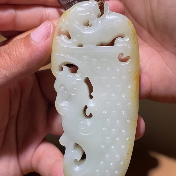 在***约和田玉未镶嵌颈饰