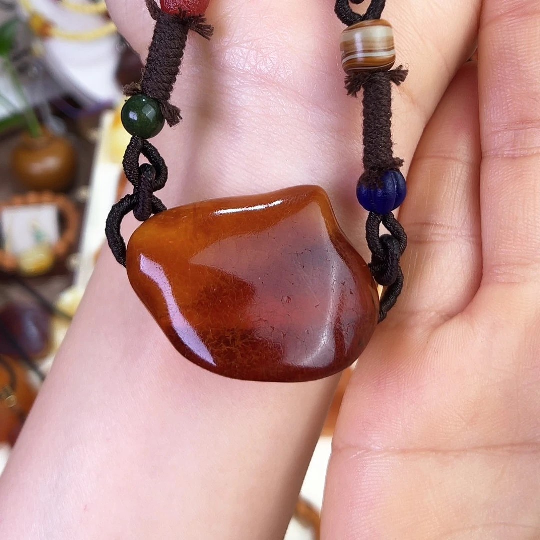 琥珀珠宝奇石未镶嵌。