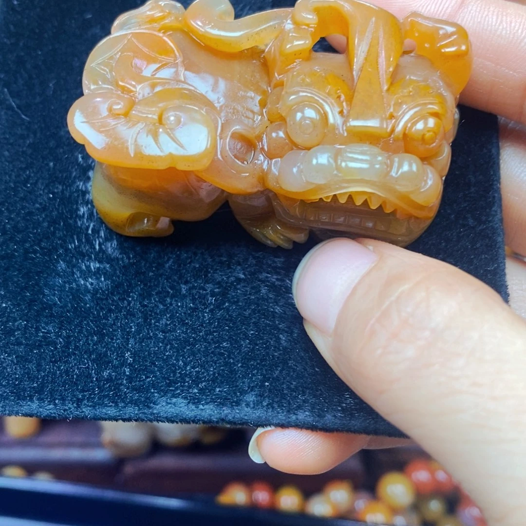 未镶嵌石英质玉（黄龙玉）颈饰