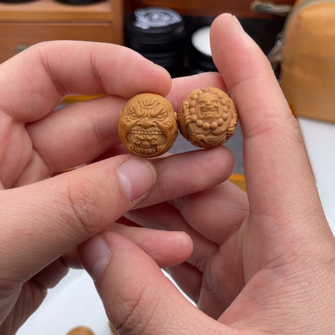 文玩核桃吊坠遇***次猴头核桃雕刻