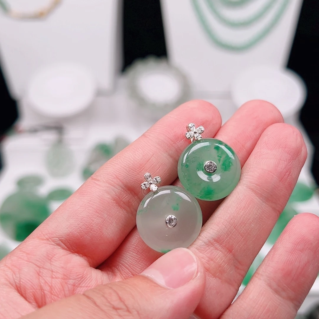 石英质玉未镶嵌吊坠(不含链)如***。