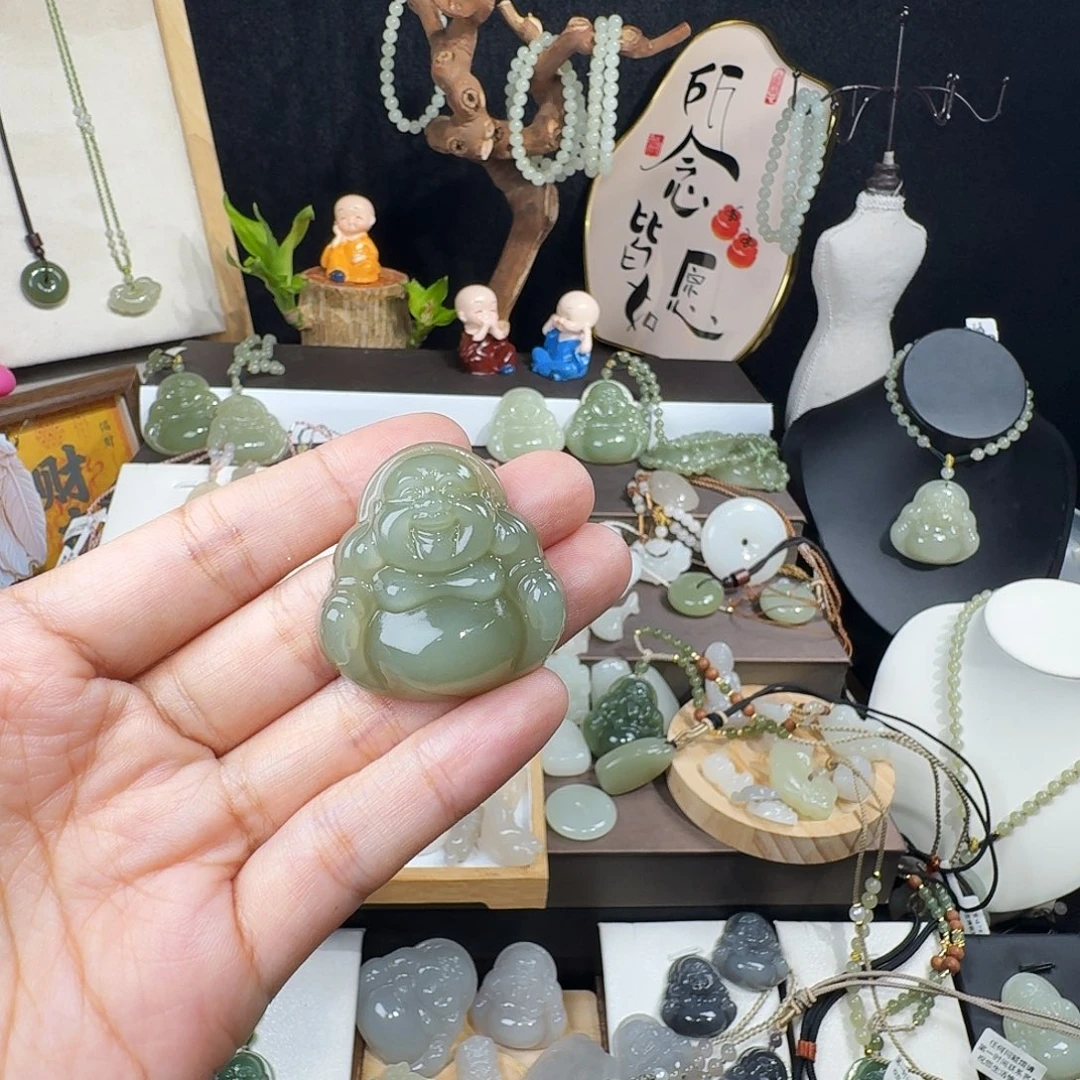 给****和田玉未镶嵌颈饰