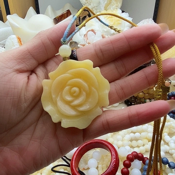 对****—珠子的颜色是红色