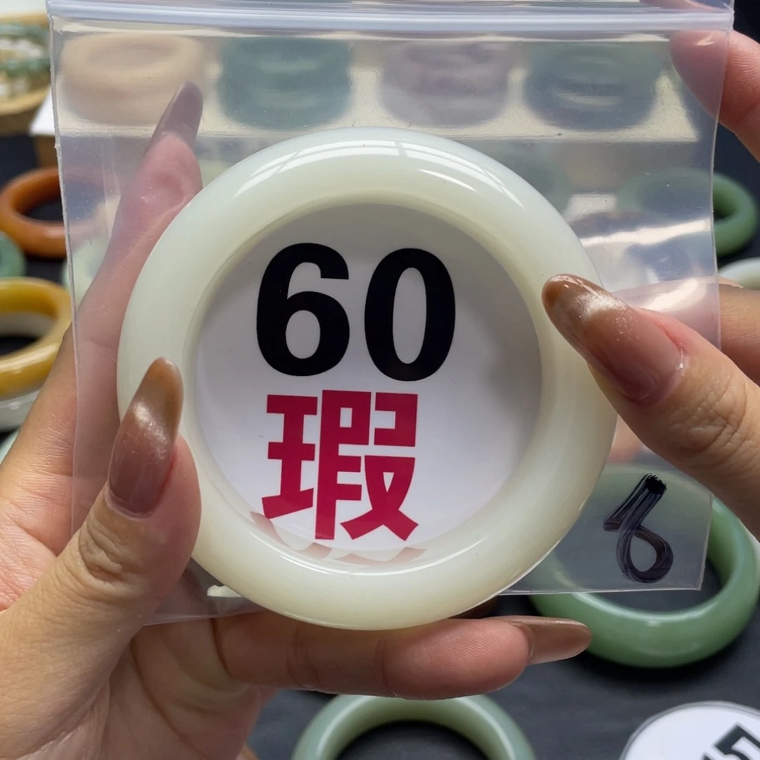 未镶嵌手镯石英质玉