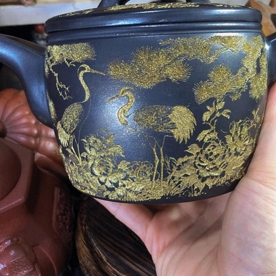 茶壶紫砂原矿泥料手工制作的一把紫砂壶。