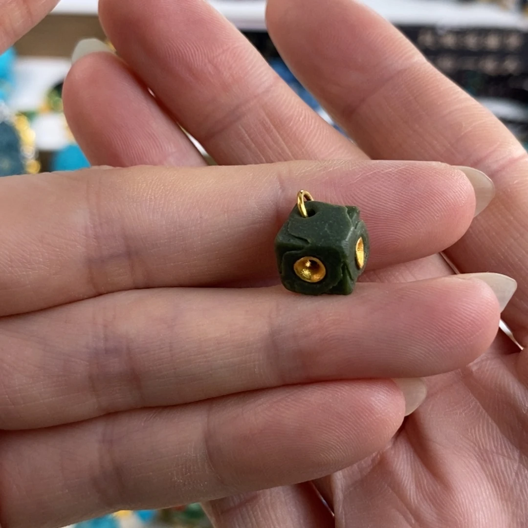 未镶嵌绿松石。拉芳