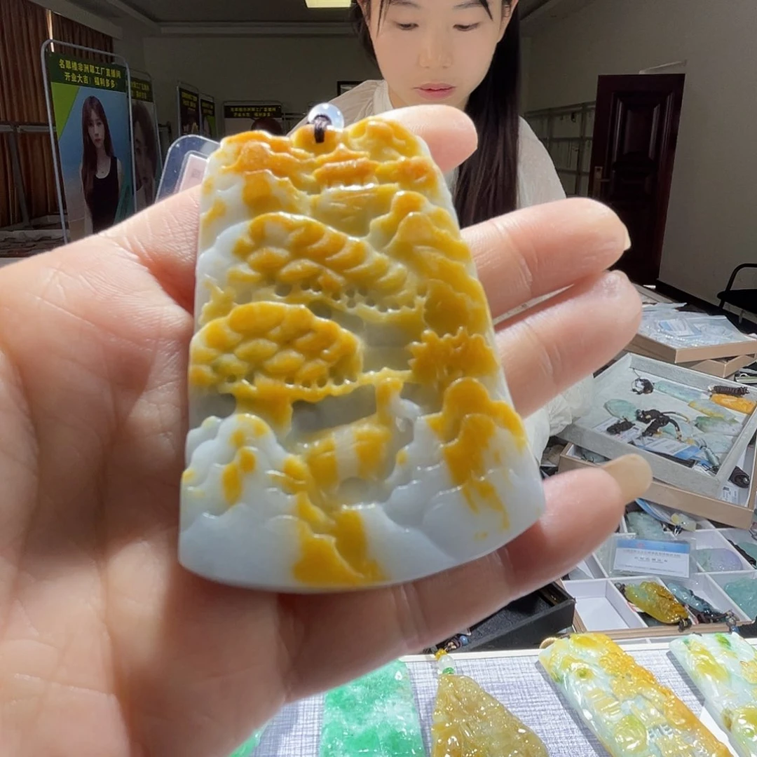 翡翠未镶嵌颈饰一个