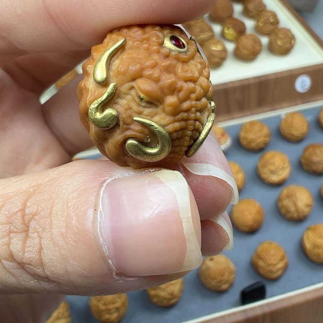 猴头核桃吊坠重工象神。红色