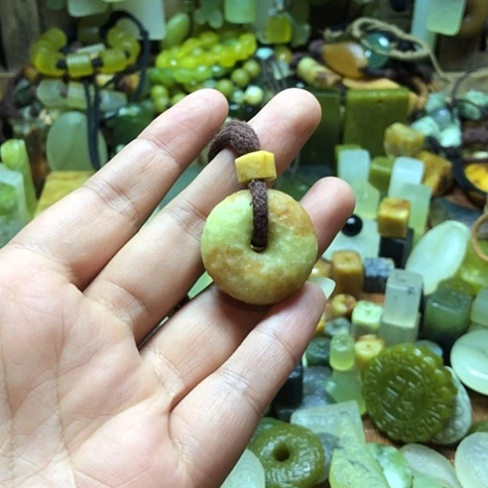 未镶嵌岫玉吊坠岫