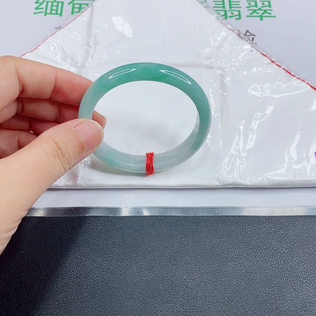 翡翠手镯未镶嵌满绿贵妃