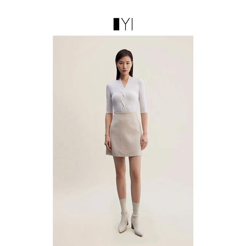 YI · 瓷白色针织上衣新款女针织早秋新款女装